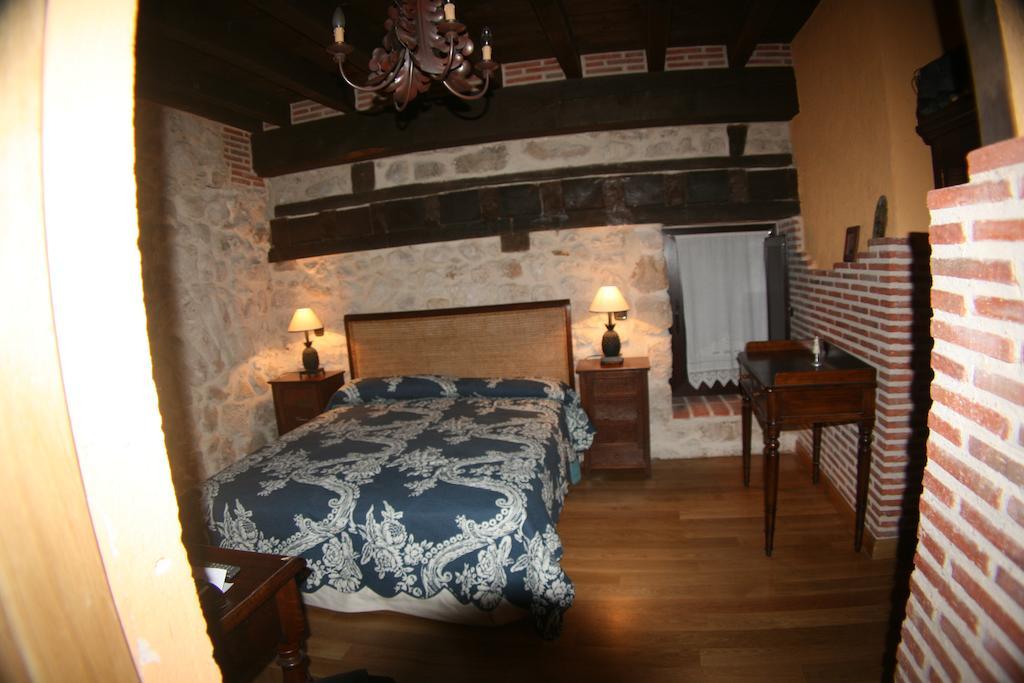 Hospederia Jaramillo Hostal Penaranda de Duero Habitación foto